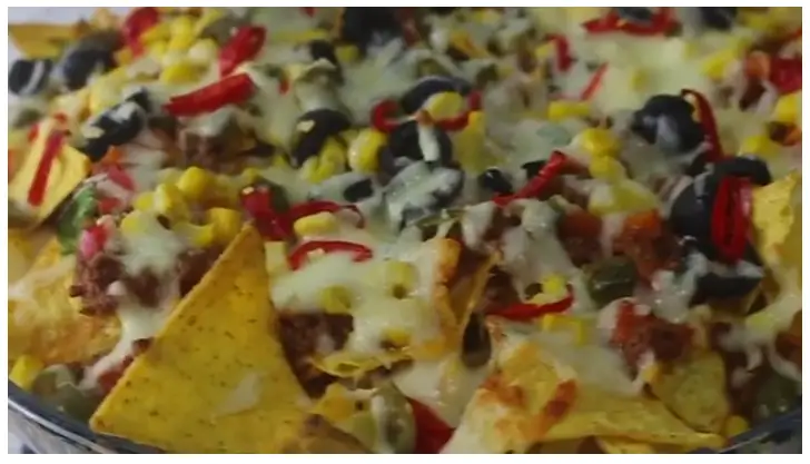 Cheesy beef nachos