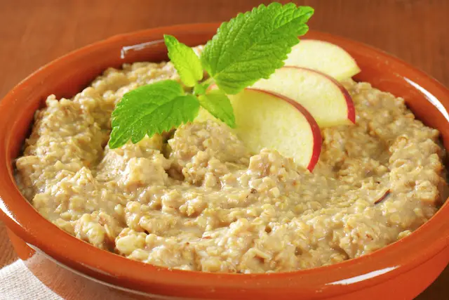 Oatmeal With Sliced Apples